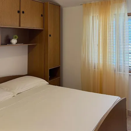 Διαμέρισμα 2 Bedroom Awesome In Okrug Gornji