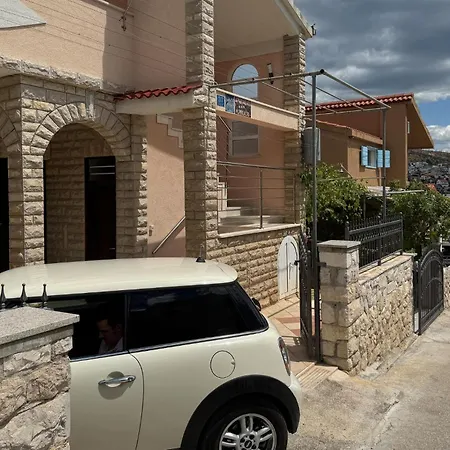 2 Bedroom Awesome In Okrug Gornji Διαμέρισμα Τρογκίρ
