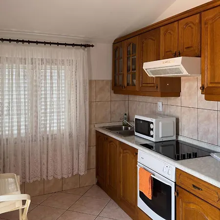 Διαμέρισμα 2 Bedroom Awesome In Okrug Gornji *