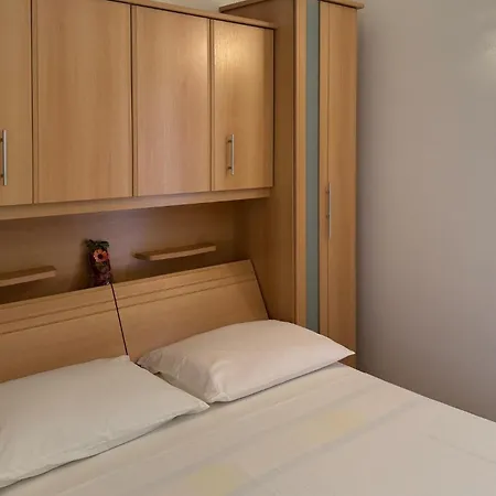 2 Bedroom Awesome In Okrug Gornji *