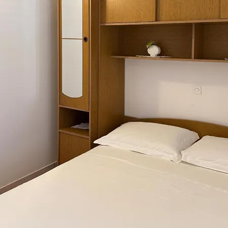 2 Bedroom Awesome In Okrug Gornji Διαμέρισμα