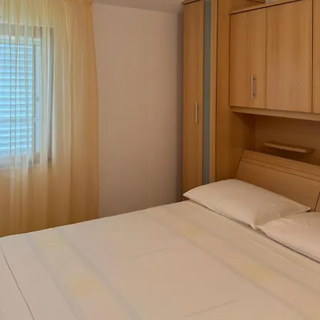 Διαμέρισμα 2 Bedroom Awesome In Okrug Gornji *