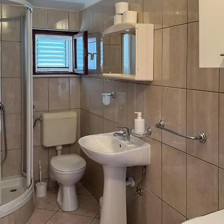 Διαμέρισμα 2 Bedroom Awesome In Okrug Gornji Τρογκίρ