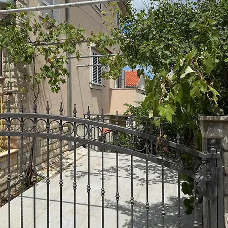 2 Bedroom Awesome In Okrug Gornji Διαμέρισμα *