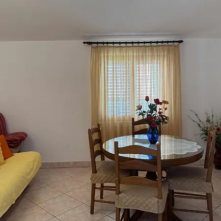 Διαμέρισμα 2 Bedroom Awesome In Okrug Gornji