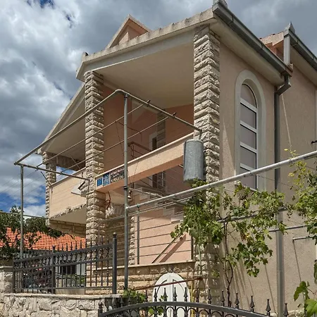 Διαμέρισμα 2 Bedroom Awesome In Okrug Gornji