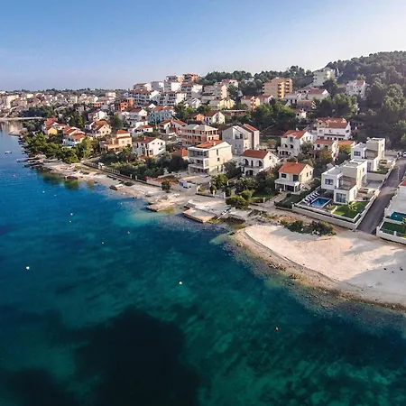 2 Bedroom Awesome In Okrug Gornji Διαμέρισμα *